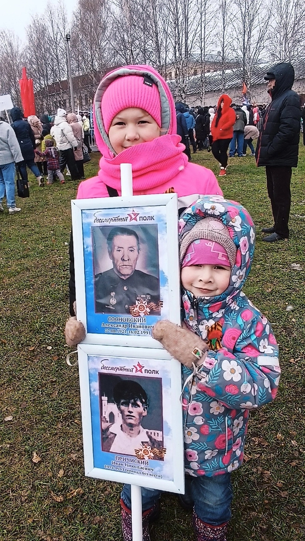 Устюжане пришли на площадь Славы целыми семьями и коллективами.