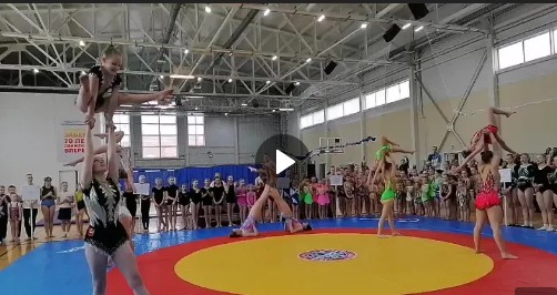 Сегодня в Великом Устюге проходит межрегиональный турнир по спортивной акробатике.